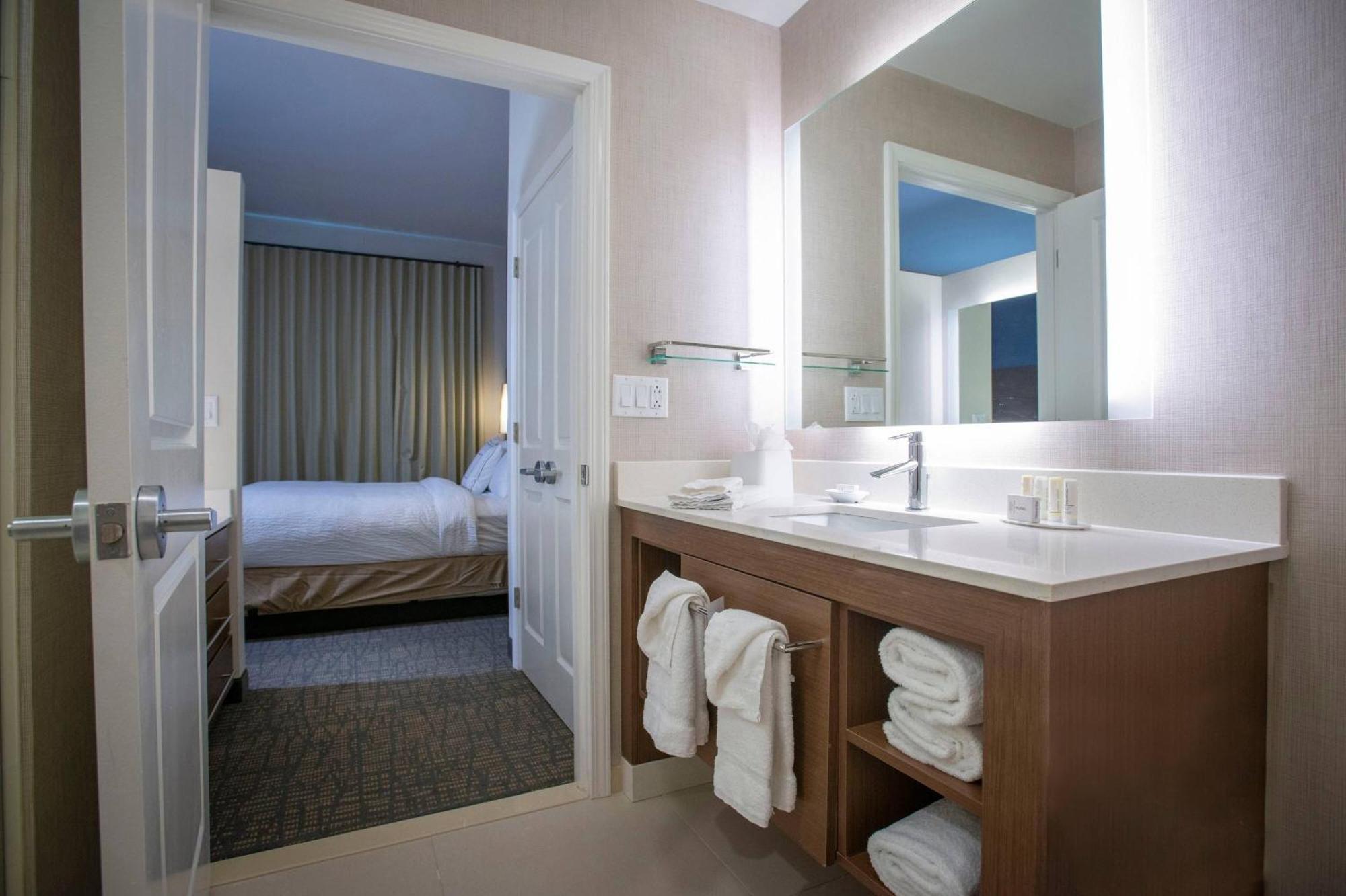 Hotel By Marriott Airport/medical Center 3*
